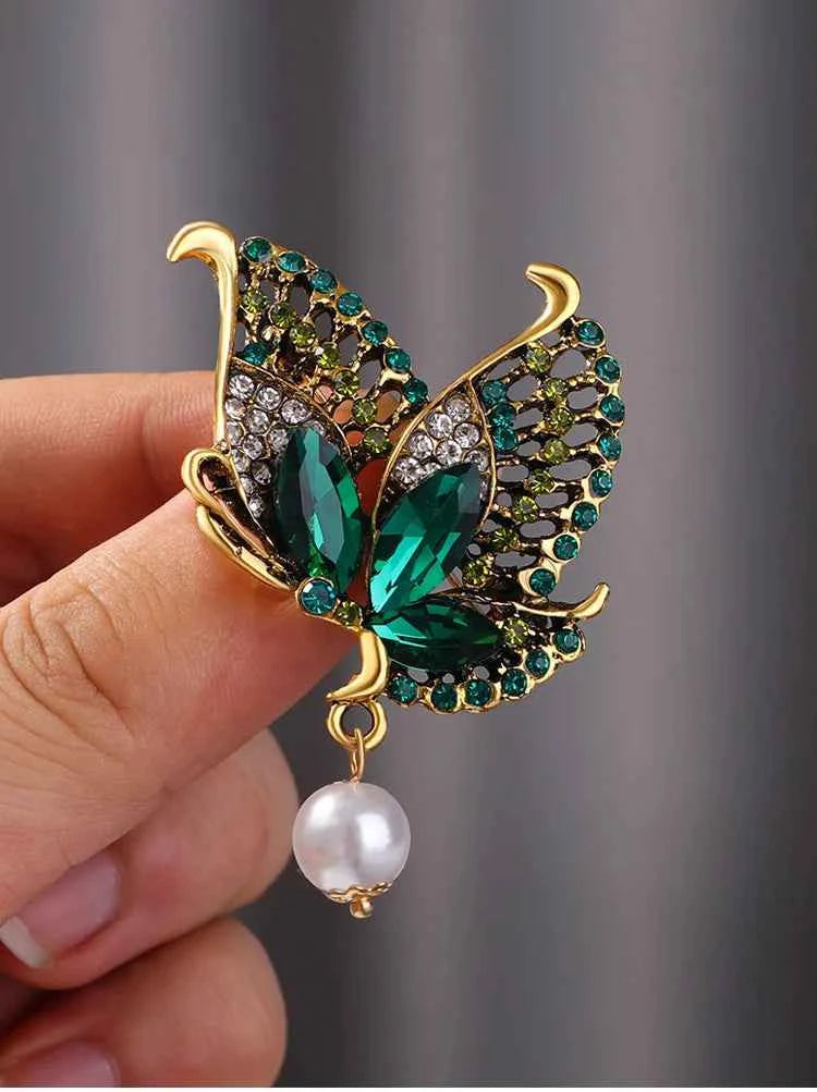 Retro new color diamond inlaid butterfly brooch for women with a high-end feel, crystal pearl chest flower, clothing accessories