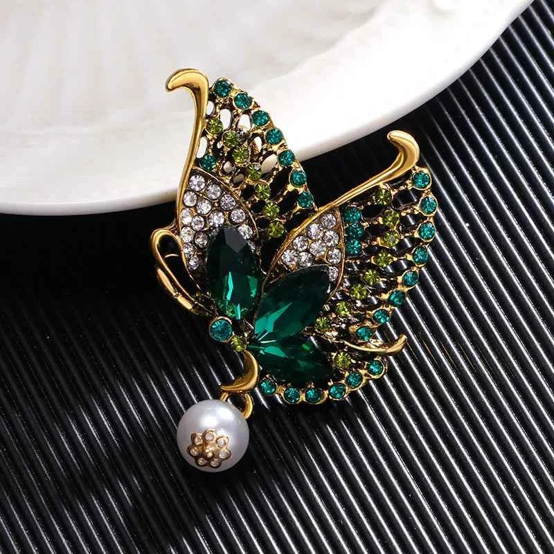 Retro new color diamond inlaid butterfly brooch for women with a high-end feel, crystal pearl chest flower, clothing accessories