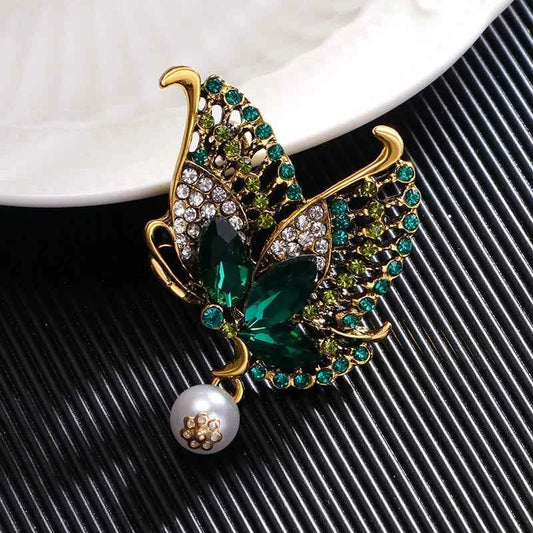 Retro new color diamond inlaid butterfly brooch for women with a high-end feel, crystal pearl chest flower, clothing accessories